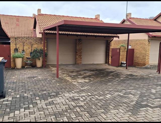 2 BEDROOM TOWNHOUSE FOR SALE IN MAGALIESKRUIN